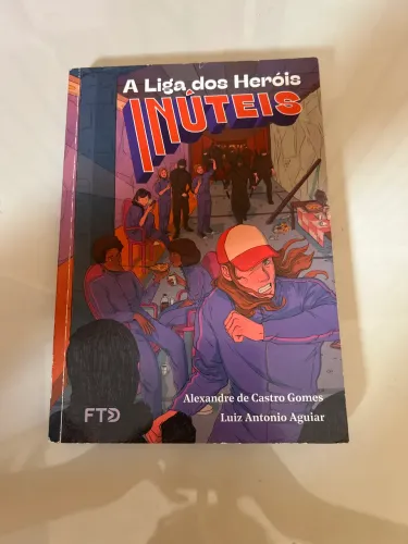Livro: A liga dos heróis inúteis