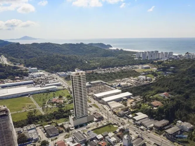 OPORTUNIDADE NA PRAIA BRAVA 2 dorm, 2bwc, 1vg, exc. localização, lazer completo VENHA VER!