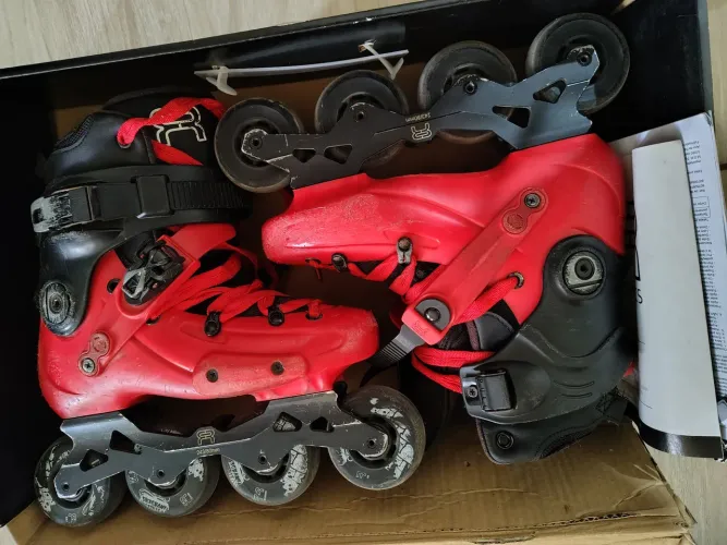 Patins FR1 80 Profissional e proteções joelheira, cotoveleira e punho.