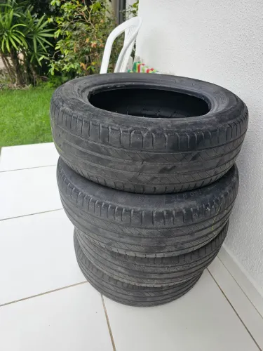 Vendo 4 Pneus 185/60 r15 michelin usados.