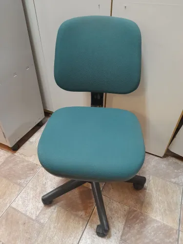 Cadeira giratória com regulagem 