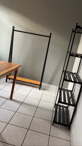Arara de roupas e estante