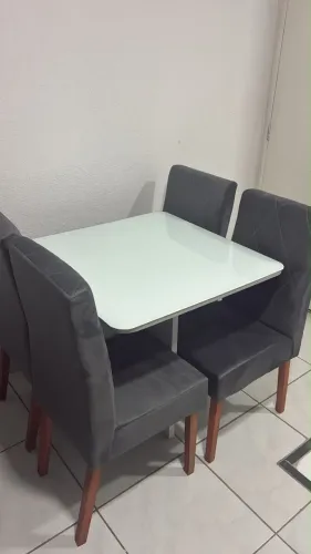 Mesa de jantar com 4 cadeiras