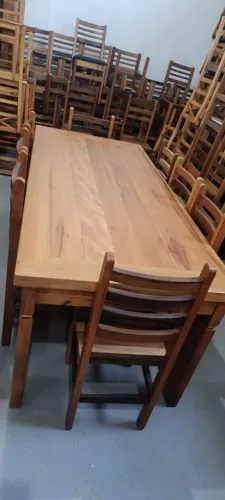 Mesa com 8 cadeiras anatômicas tudo em madeira maciça $ 3.999,00 no Pix a pronta entrega 
