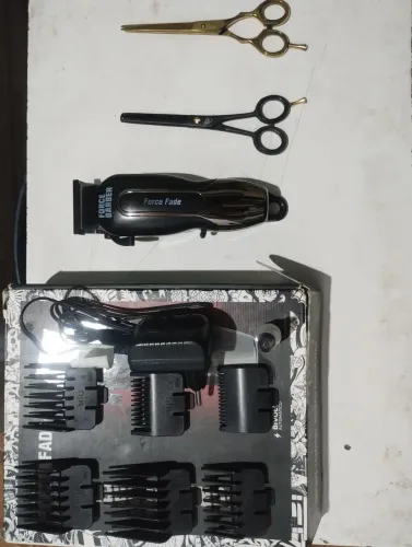 Máquina de corta cabelo e tesouras