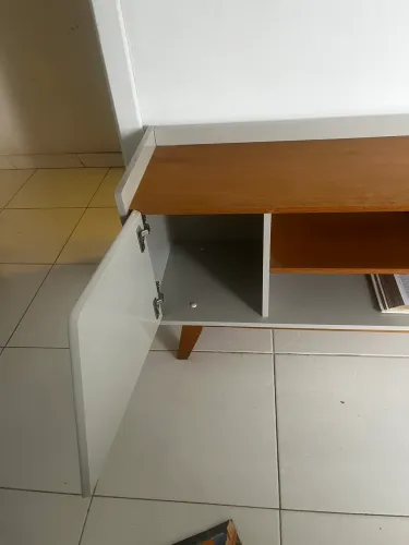 Rack semi novo com poucas avarias com pés de madeira