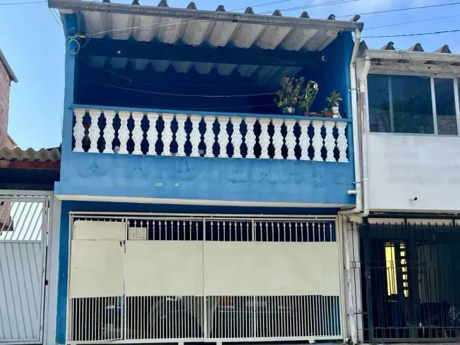 Casa para venda possui 300 metros quadrados com 4 quartos em Parque Cocaia - São Paulo - S