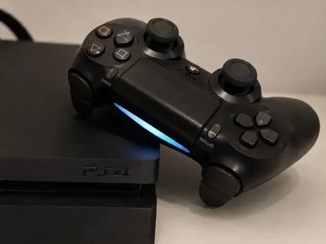 PlayStation 4 Slim + 2 Controles + 5 Jogos - Completo!