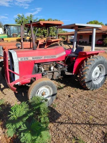 Trator MF 235