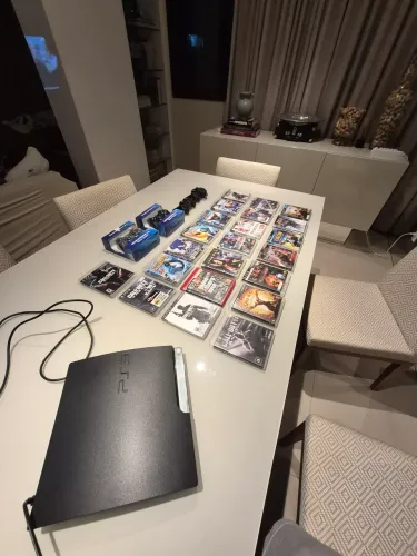 PS3 + 22 jogos originais + 4 controles
