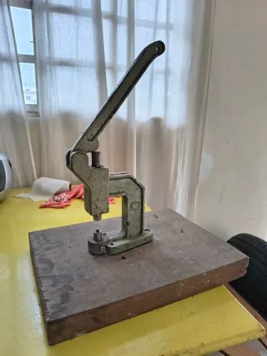 Máquina de pregar botão