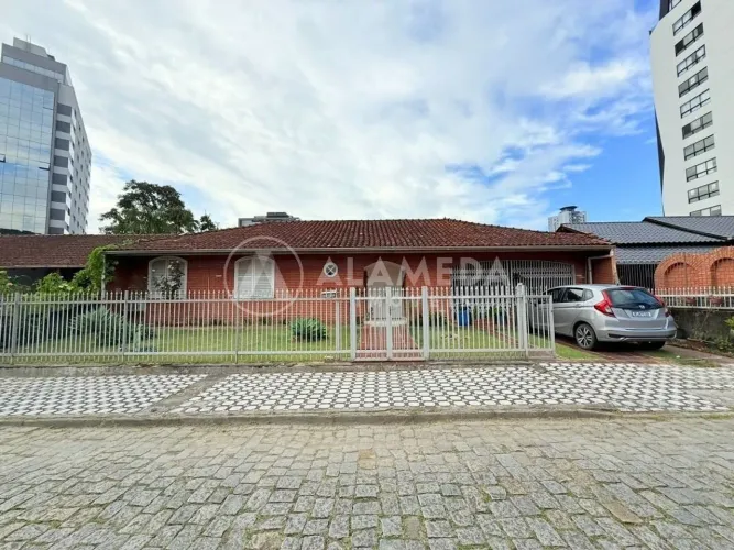 CASA À VENDA NO BAIRRO VILA NOVA.