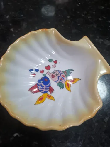 Concha em porcelana com desenhos com peixes