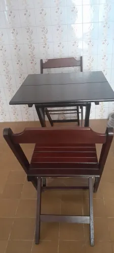 Mesa de madeira com 4 cadeiras