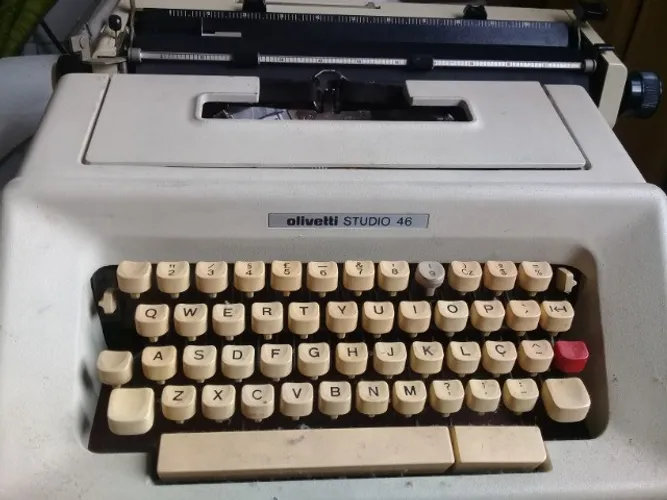 Máquina de escrever da década de 80 - funcionando