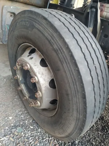 Pneu dianteiro michelim 275 c/roda MB Atego 2426
