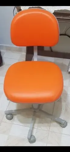 Cadeira de Escritório Giratória e com Regulagem de Altura