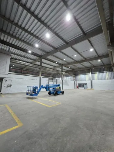 Galpão para alugar em Valinhos, Macuco, com 1700 m², Condomínio Industrial Portal Anhangue