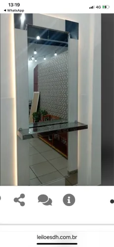 2 espelhos de parede com bancadas 