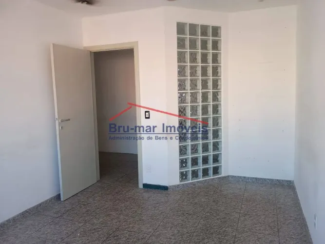 Sala Comercial de Frente com Divisórias para Venda ou Locação em Santos