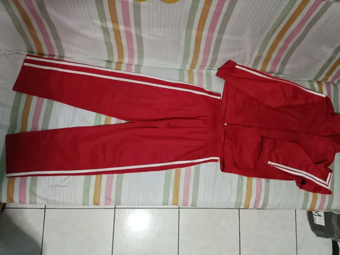 Conjunto de agasalho infantil vermelho com listras brancas