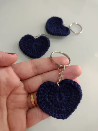 Chaveiro de coração em crochê.