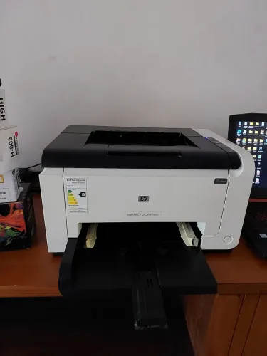 Vendo Impressora HP LaserJet CP1025nw R$1.500 só a impressora, com os 8 cartuchos R$ 1.800
