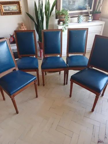 5 cadeiras para mesa de jantar em madeira de lei anos 80. Precisa ajustes no estofado