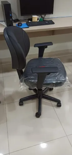Cadeira em tecido preto para escritório em Belém   
