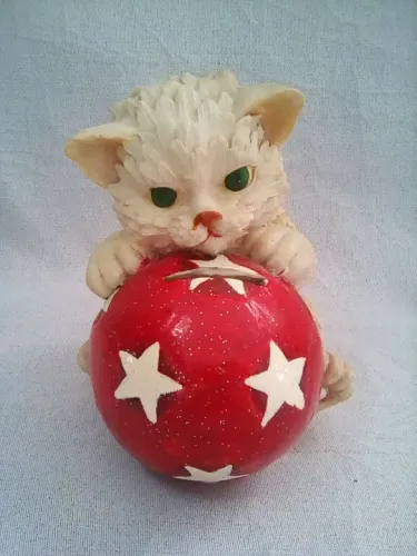 Gatinho de resina com bola vermelha com porta-moedas
