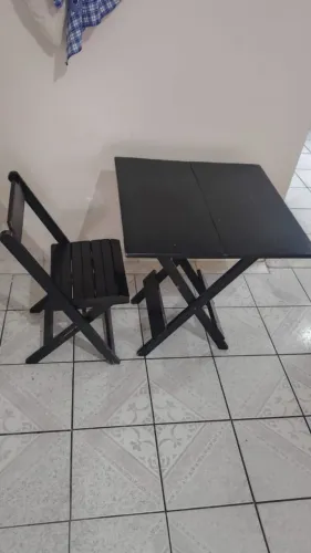 Mesa de madeira jogo + 2 cadeiras de plástico 