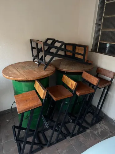 Conjunto de tambores e banquetas estilo industrial