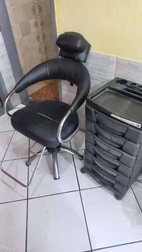 Cadeira de cabeleireiro/barbeiro + carrinho com gavetas.