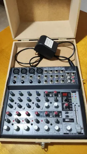 Mesa de som Behringer 1202FX + 2 microfones SM58 Shure + sistema sem fio de microfones