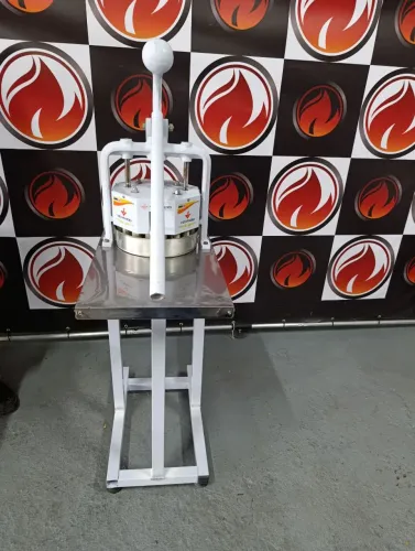 Divisora de massa  já vai com a base/ mesinha marca Venâncio modelo DMV30usada.