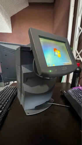 Computador IBM POS com tela touch