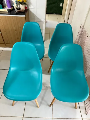 4 Cadeira Eames Eiffel com Pés de Madeira