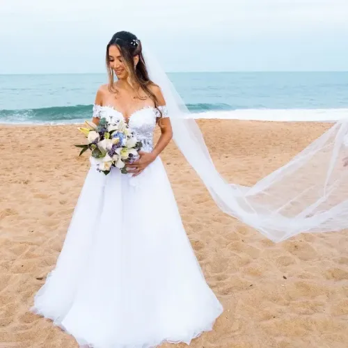 Vestido de noiva modelo princesa mais véu