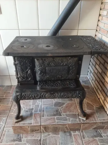 Fogão a lenha antigo, marca FUNDIMIG em ferro fundido.