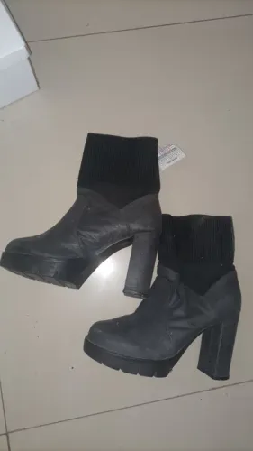 Botas pretas de cano curto