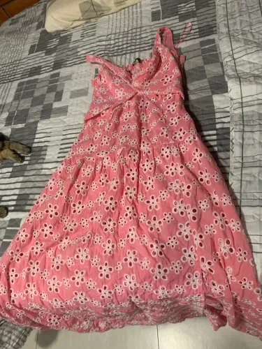 Vestido rosa com flores bordadas