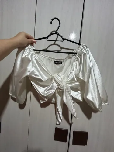Blusa de cetim com nó frontal