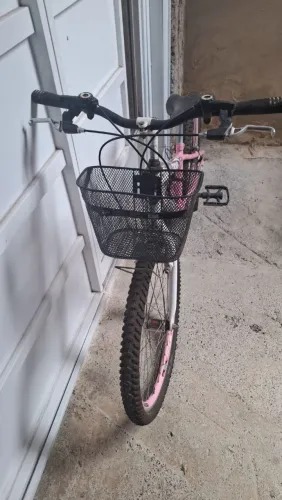 Bicicleta Rosa com Cesto - Perfeita para Passeios