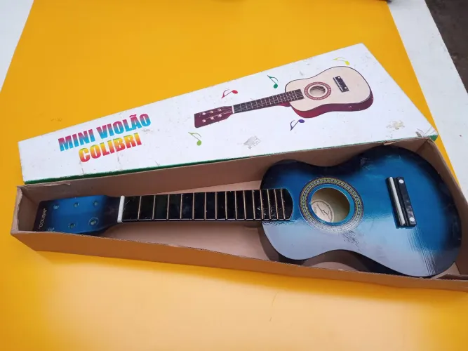 Mini violão pra restaurar