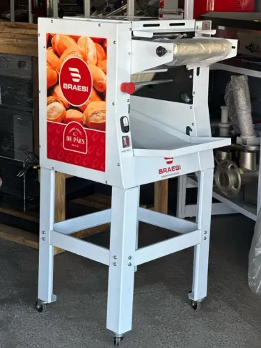 Modeladora. Máquina de Enroladora de Pães Braesi - Semi-Nova