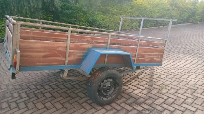 Vende-se carretinha bem conservada, foi usada bem pouco, esta com dois pneus novos.