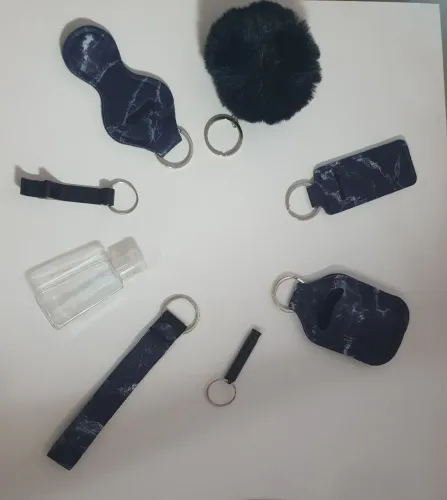 Kit de Chaveiros Pompom Porta-Chave Porta-Batom Porta-Álcool Gel Abridor de Garrafa Apito