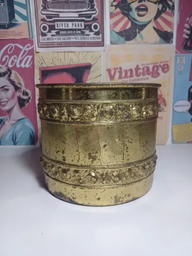 Floreira ou cachepo em metal amarelo para decorar