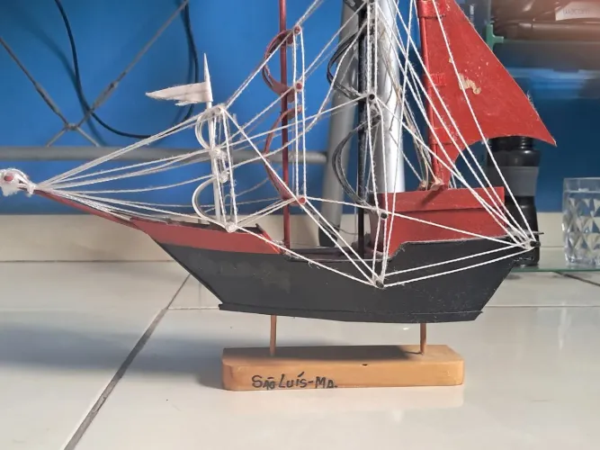 Barco artesanal de madeira -são Luís MA