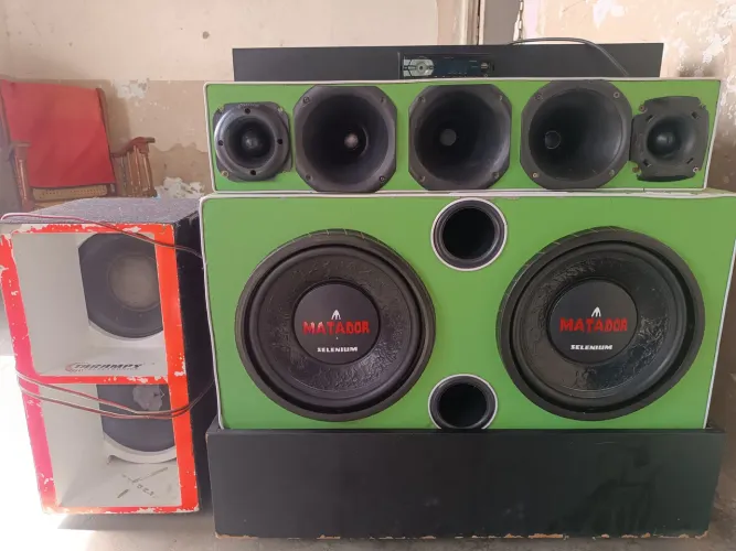 Paredão multado com grave matador de 800 RMS 